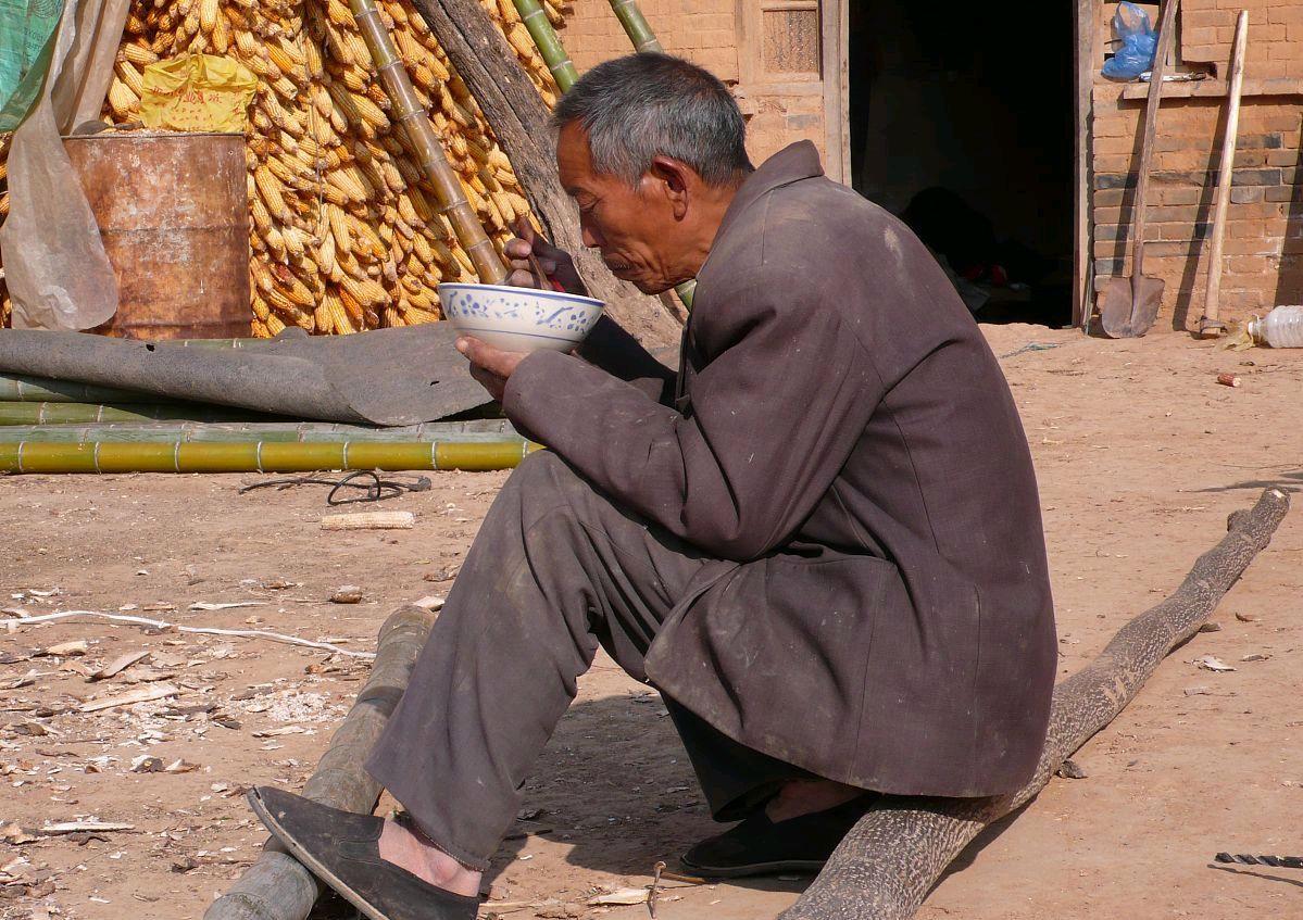 每月200元养老金,他们在城里活成了"隐形穷人"?