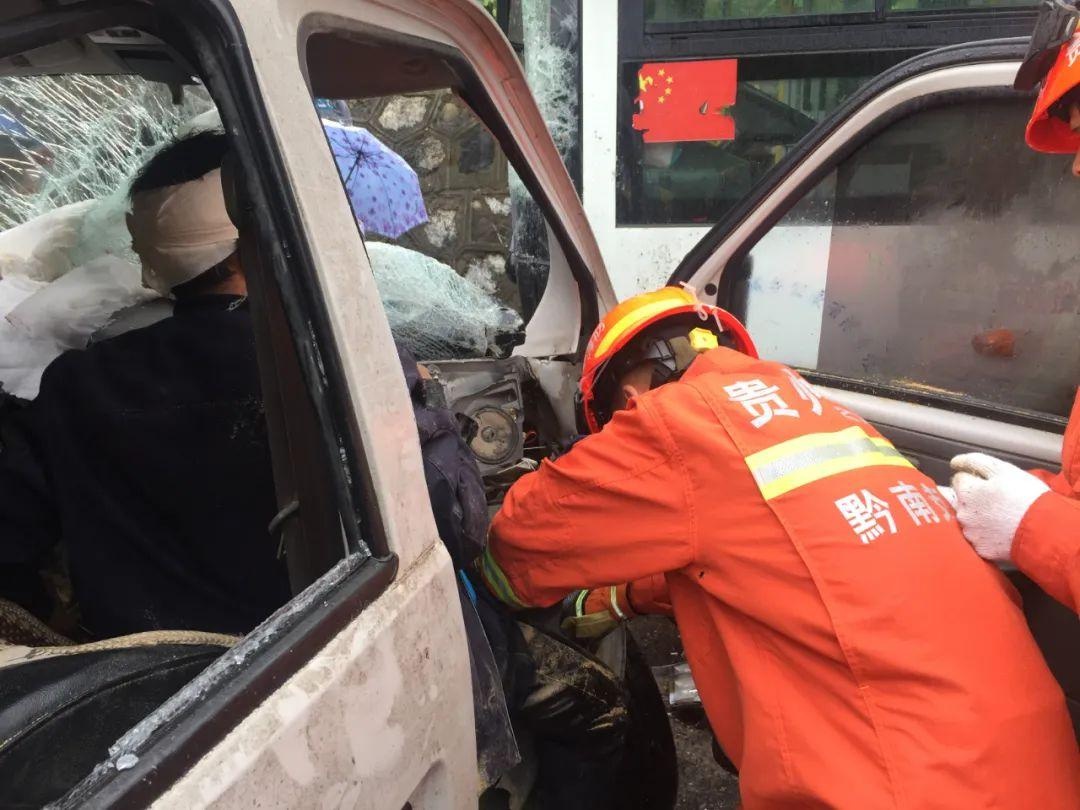 雨天路滑,小心—独山消防成功处置一起交通事故