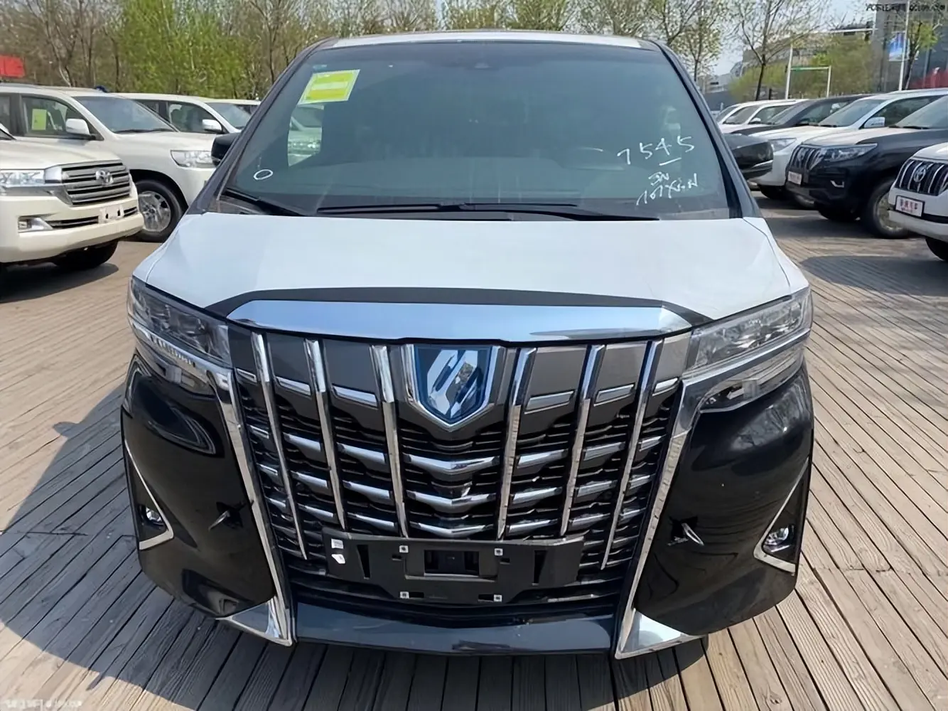 丰田埃尔法为什么有两种车标?