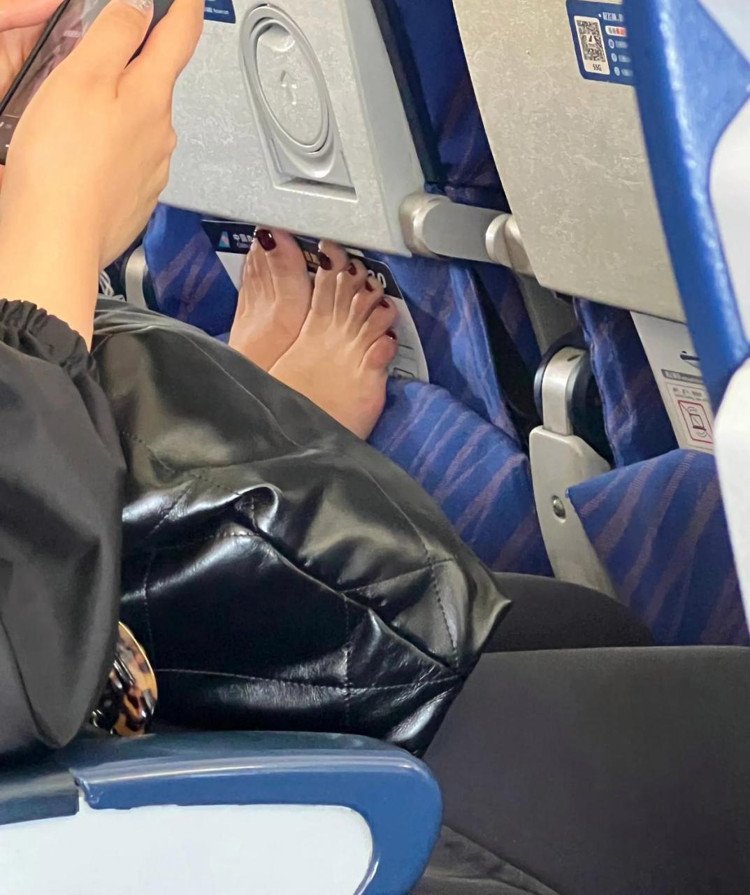 为什么美女都喜欢脱鞋呢?最后一位我是超爱