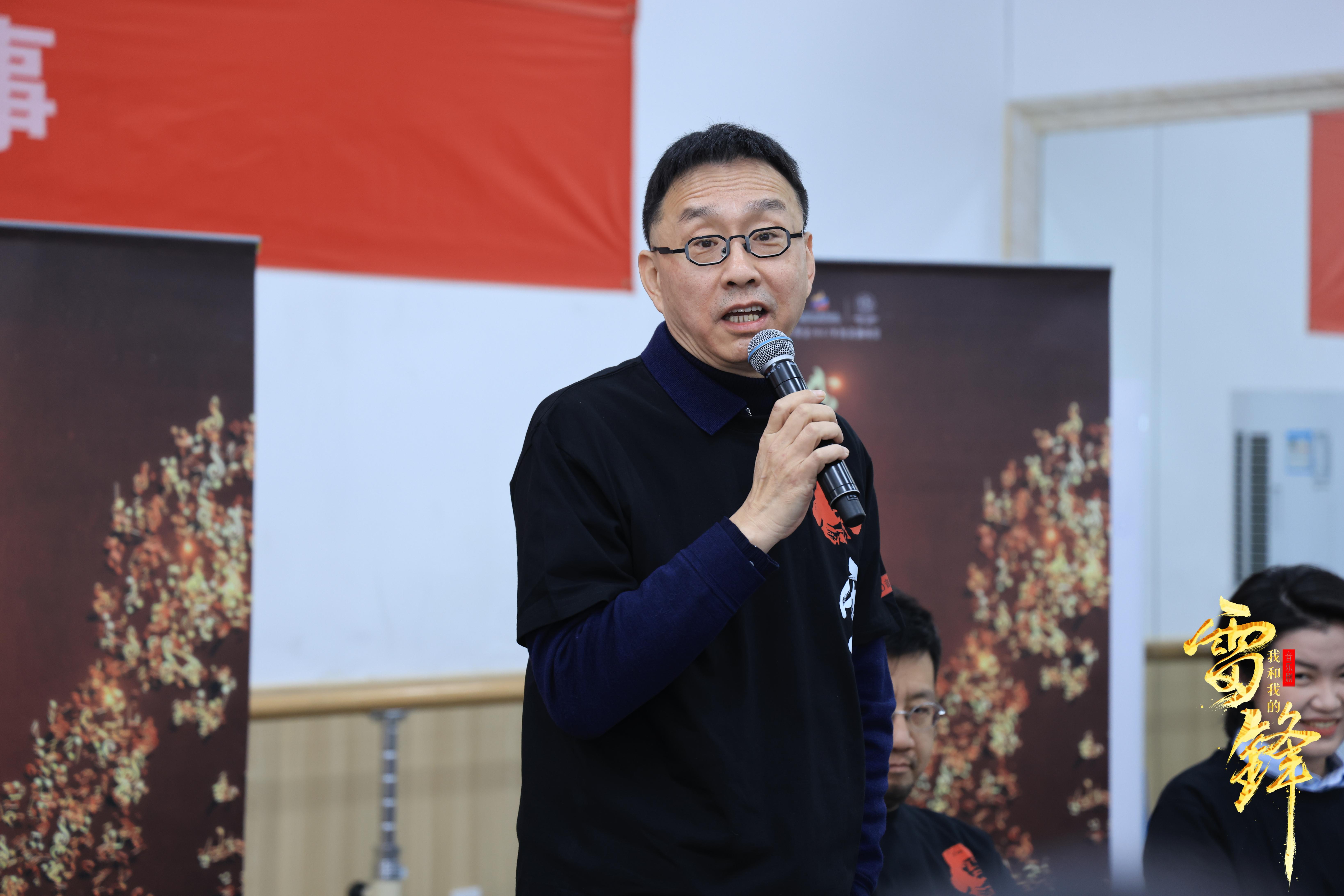 该剧总导演甲丁的父亲,正是创作《学习雷锋好榜样》的词作家吴洪源,"