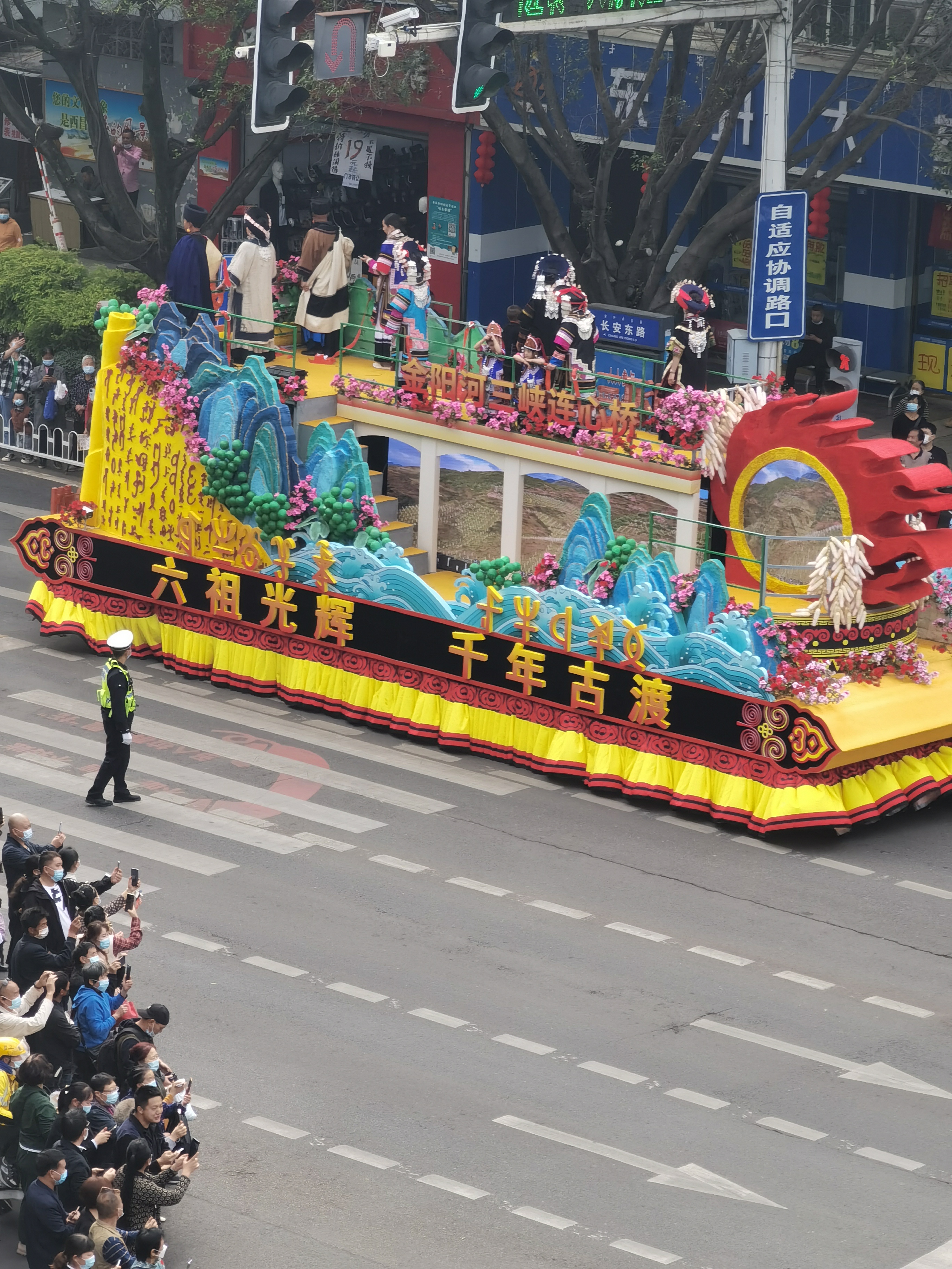 花车巡游惊艳西昌街头,载歌载舞喜迎凉山州70周年庆