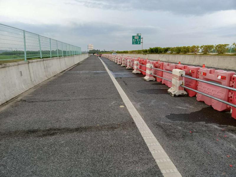 化廉高速g228国道跨线桥正在修复,超车道可正常通行