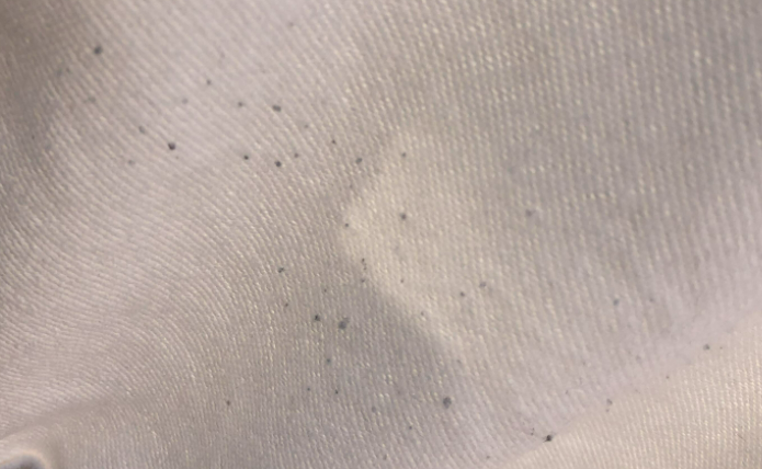 为什么白袜子会起黑球?