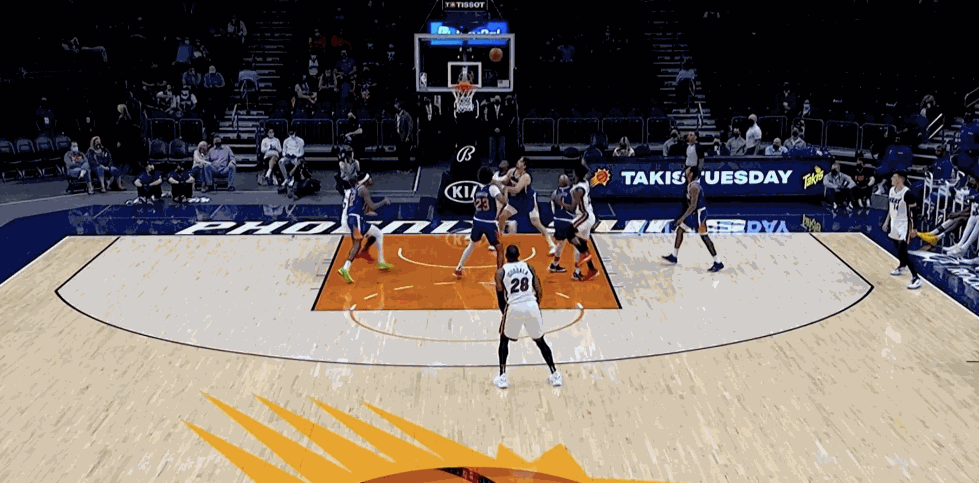 惊魂一幕!巴特勒崴脚倒地表情痛苦毛巾捂脸,坚持重返球场太强硬