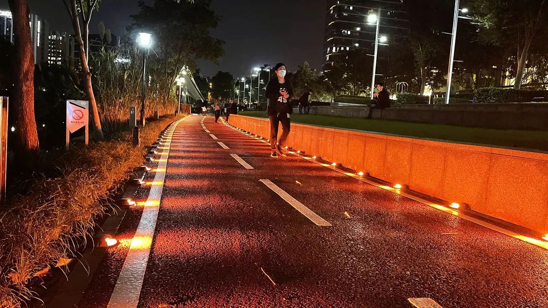 余杭这条滨河跑道科技感十足!ai智慧大屏,变光式地灯