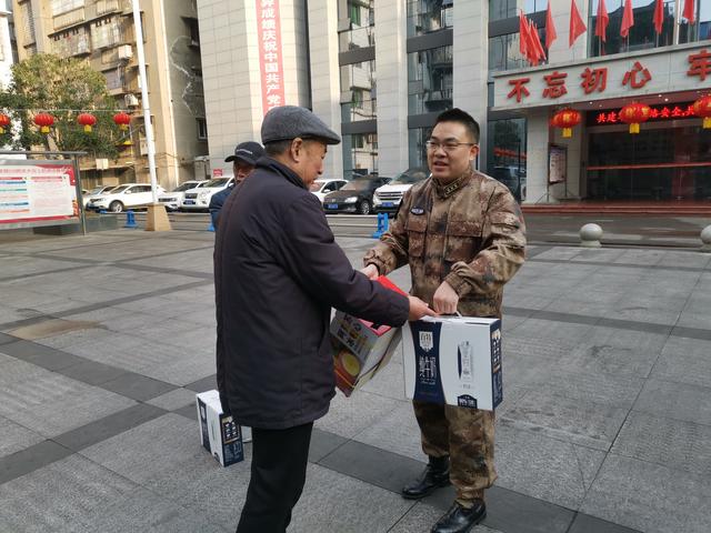 南充市顺庆区人武部:送新年祝福,走访退休老干部