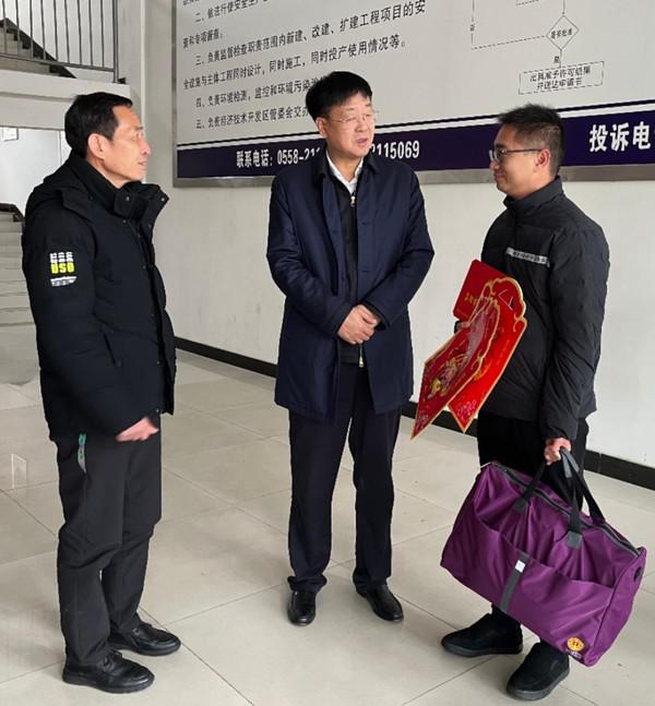 阜阳市人大常委会主任胡明莹到经开区慰问困难职工