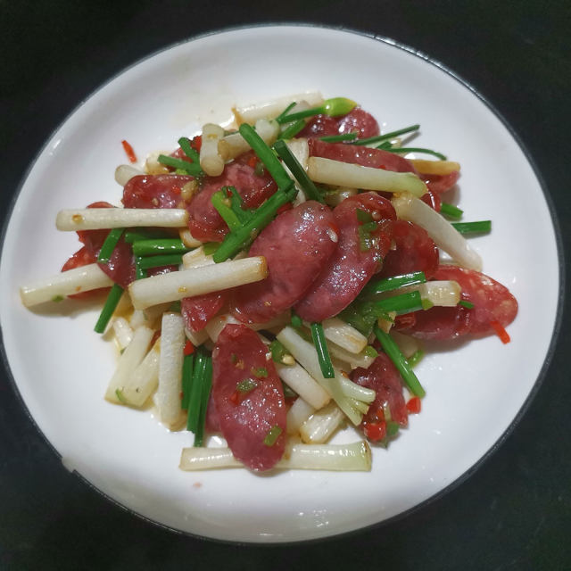 香肠炒花生苗,荤素搭配,好看更美味