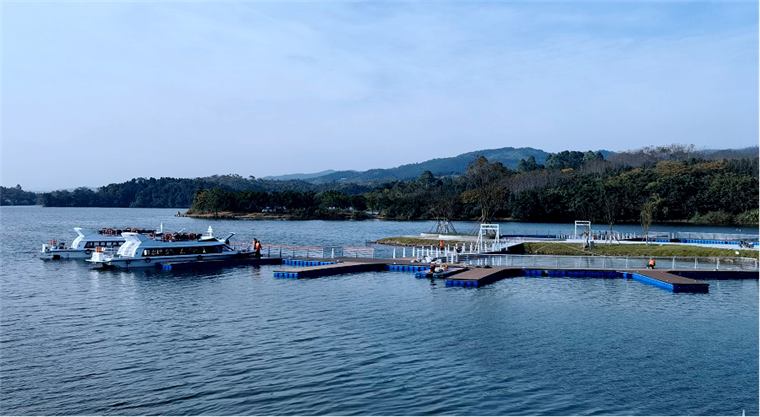 成都东部新区三岔湖新地标马鞍山漂浮码头完成建设