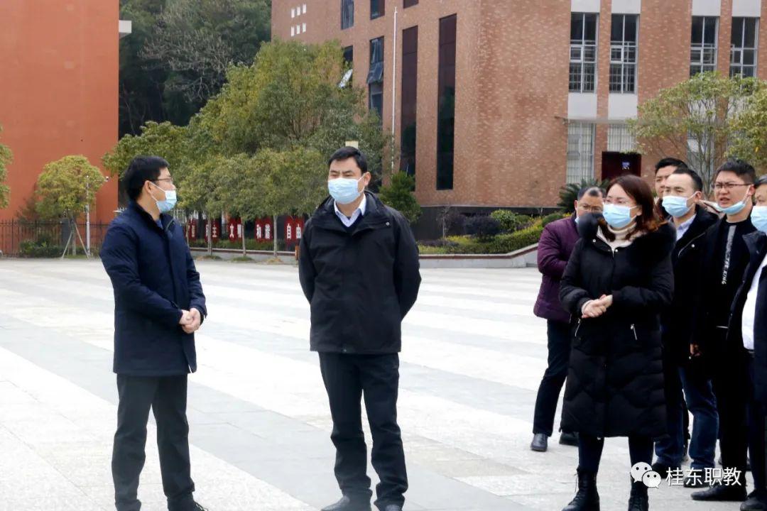 县委副书记县委政法委书记李仕兵带队深入县职教中心