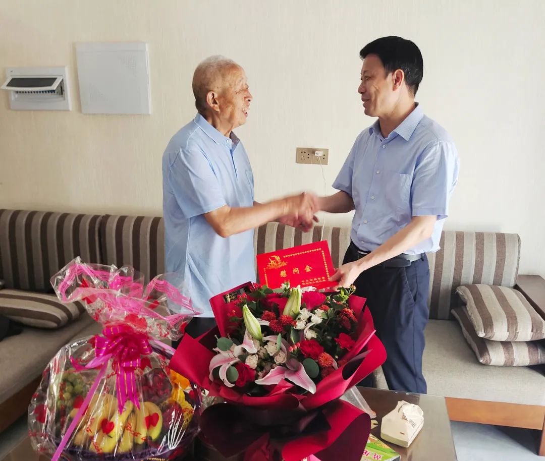 苏传辉到我县开展走访慰问军烈属活动及项目调研工作