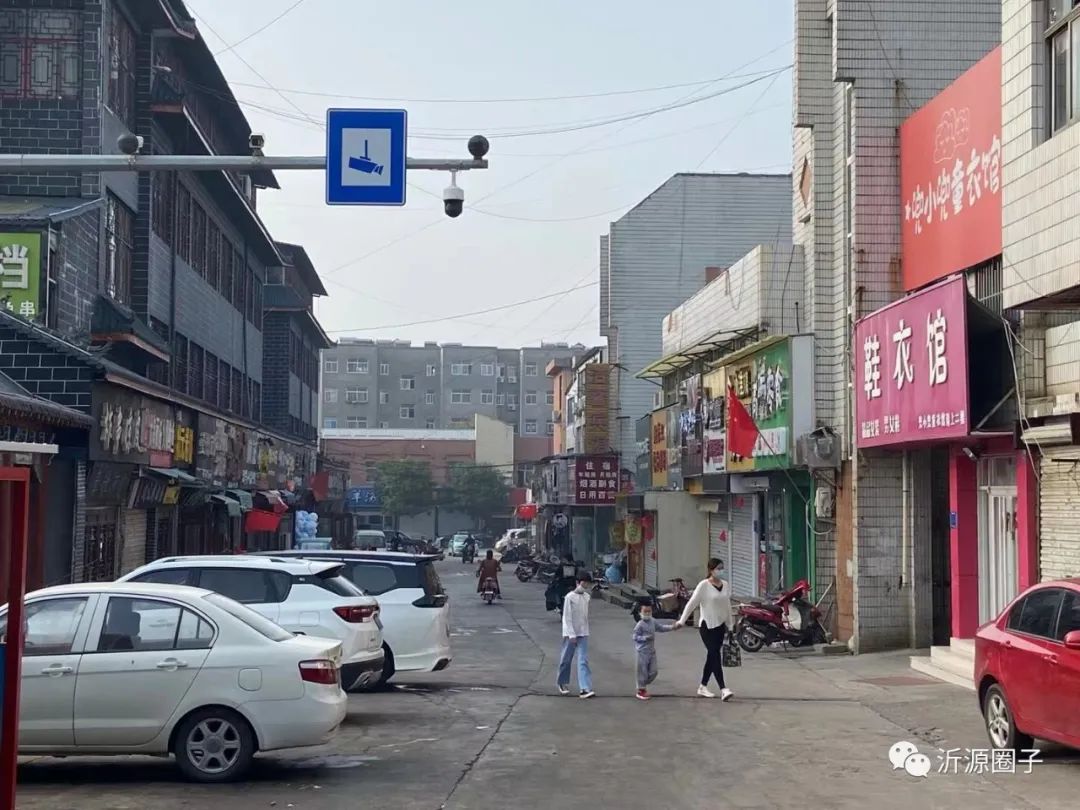 五星红旗飘荡在沂源的大街小巷!