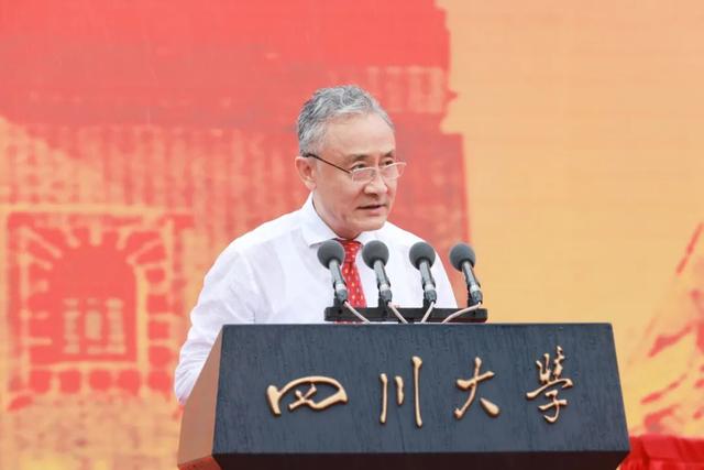 —汪劲松校长在四川大学2024级研究生开学典礼上