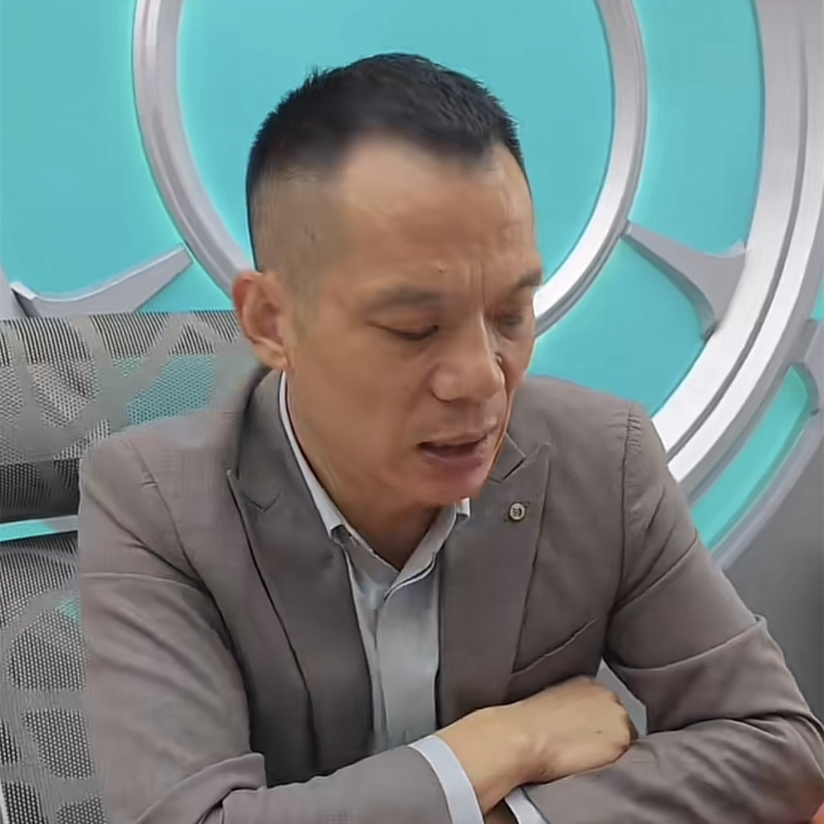 辽宁卫视曝光网红"崔校长",受骗人高达百余人,曾豪购劳斯莱斯