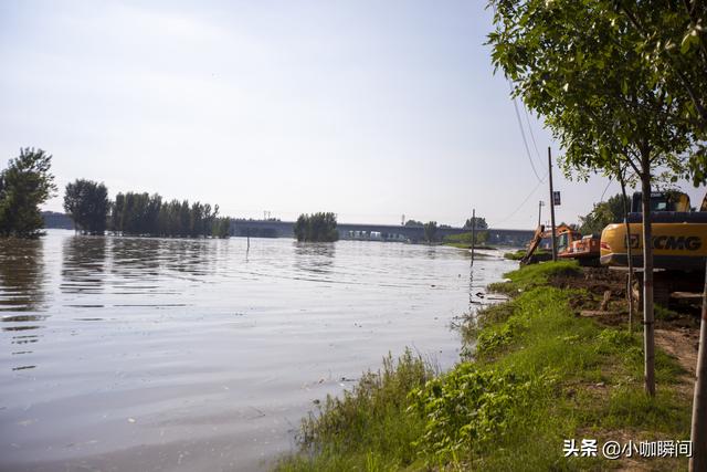 河南汛情:滑县长虹渠泄洪白寺坡,水已漫过滑县西环路