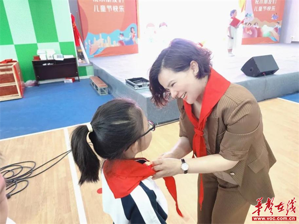 怀化市碧桂园小学举行少先队入队暨"六一"表彰仪式