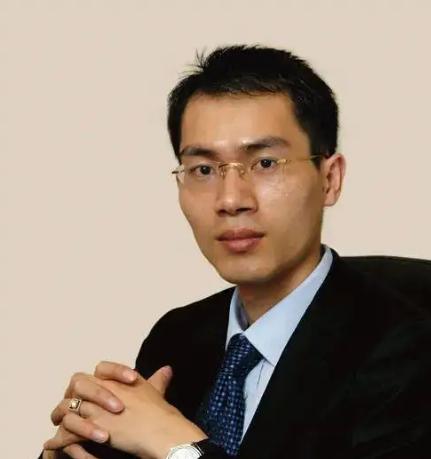 鸿星尔克总裁吴荣照:44岁已23年党龄,生活中的他是个怎样的人?