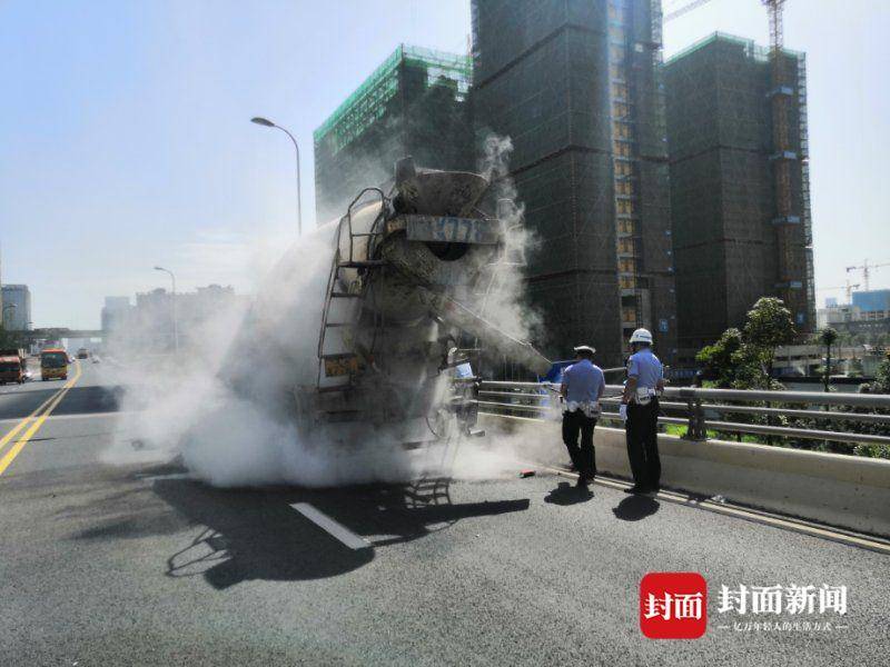 看着都热!烈日当空搅拌车起火 交警赶到紧急灭火