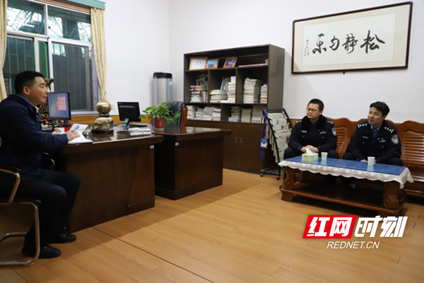 荷塘区宋家桥派出所民警调研八达小学安全工作