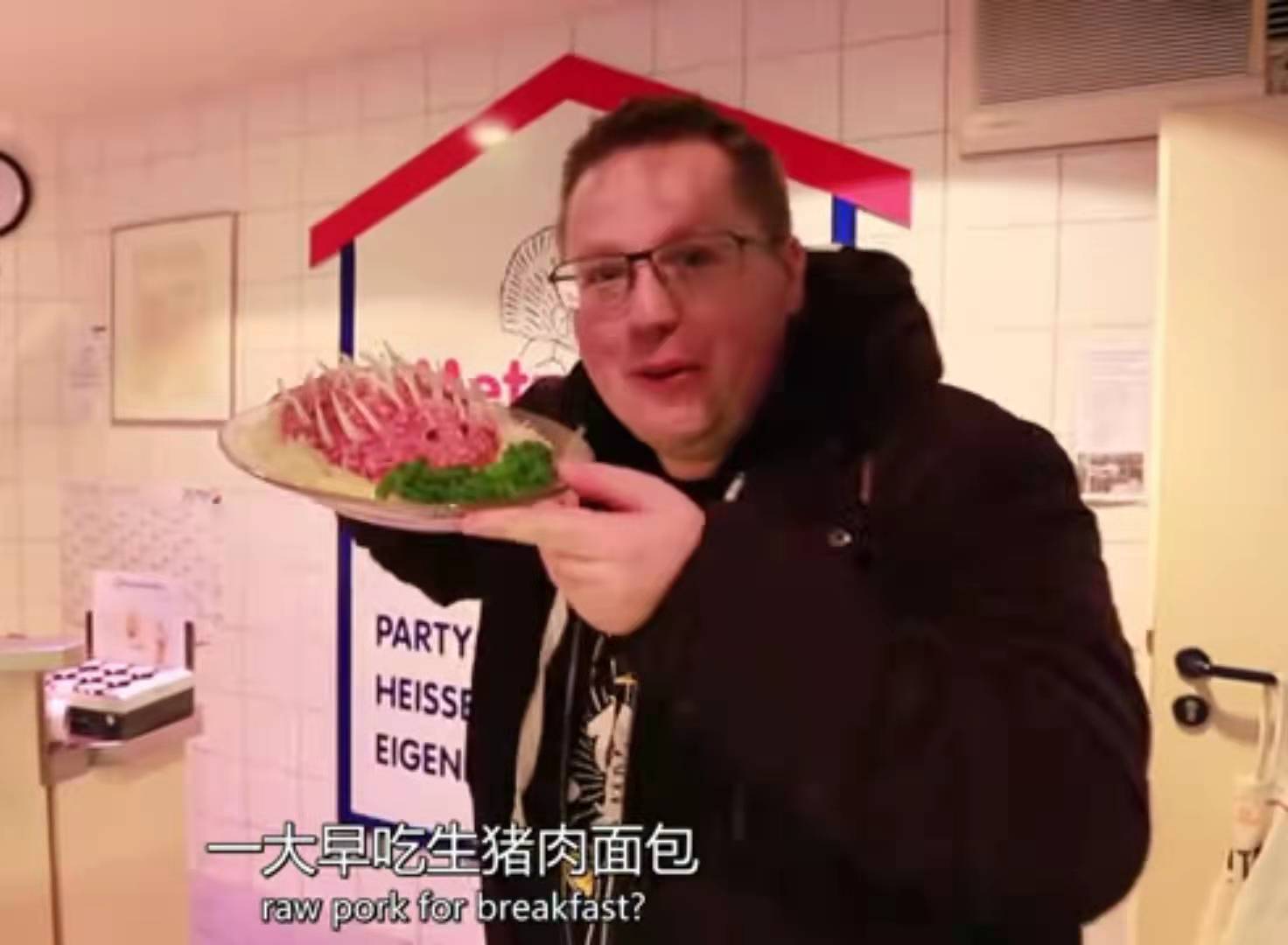 德国人居然一大早就吃生猪肉?不是烟熏,不是风干,是全生的猪肉