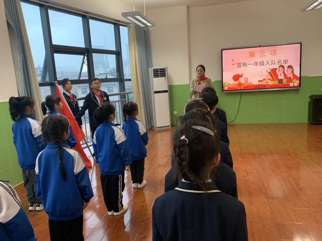 灞桥区官厅小学举行新队员入队仪式