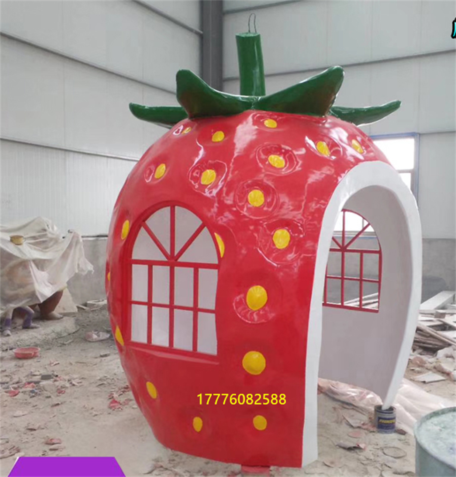 景区玻璃钢水果凉亭草莓房火龙果造型屋雕塑吸引不少游客采摘游玩
