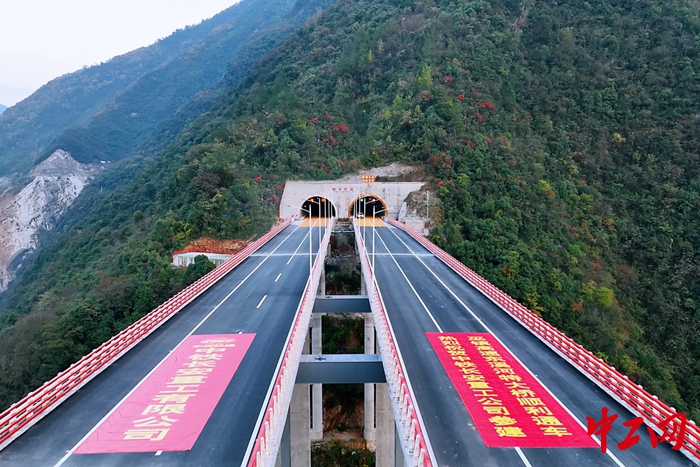 西南地区最高拱桥东溪河特大桥顺利通车