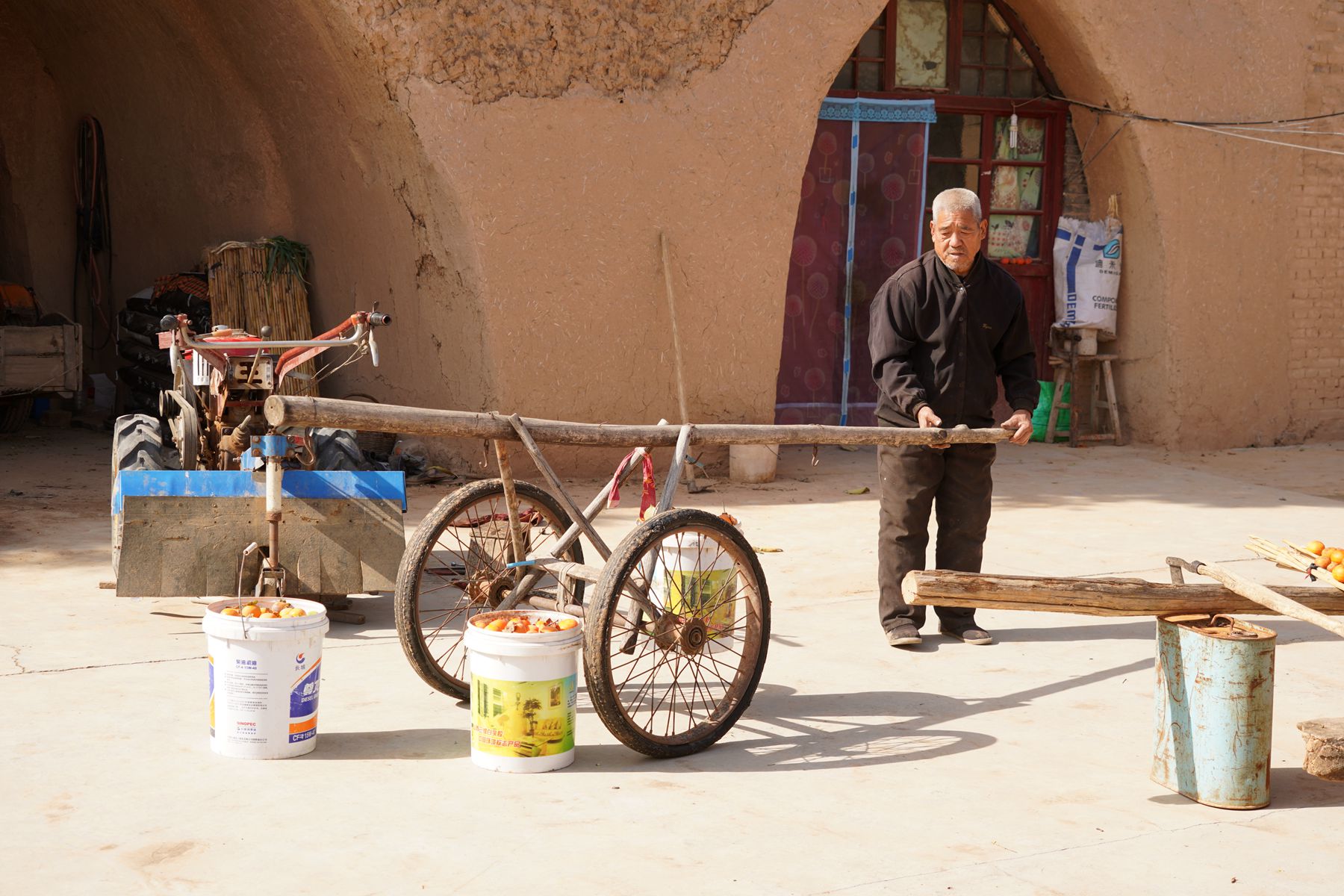 地里经常要下农家肥,家里的茅厕粪便都是用桶往地里送,就有人用架子车