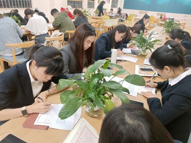 鳌江滨江小学,鳌江一小镇安路校区开展青年教师研修班读书会