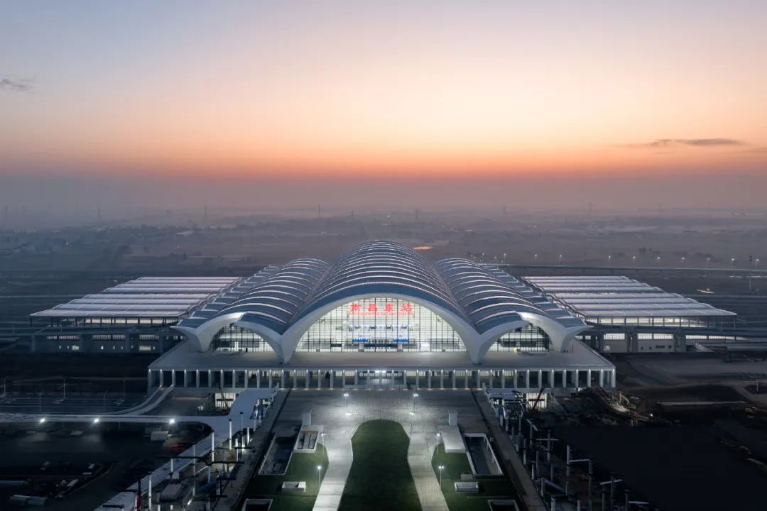 南昌东站:霞鹜齐飞 瑞祥绽放