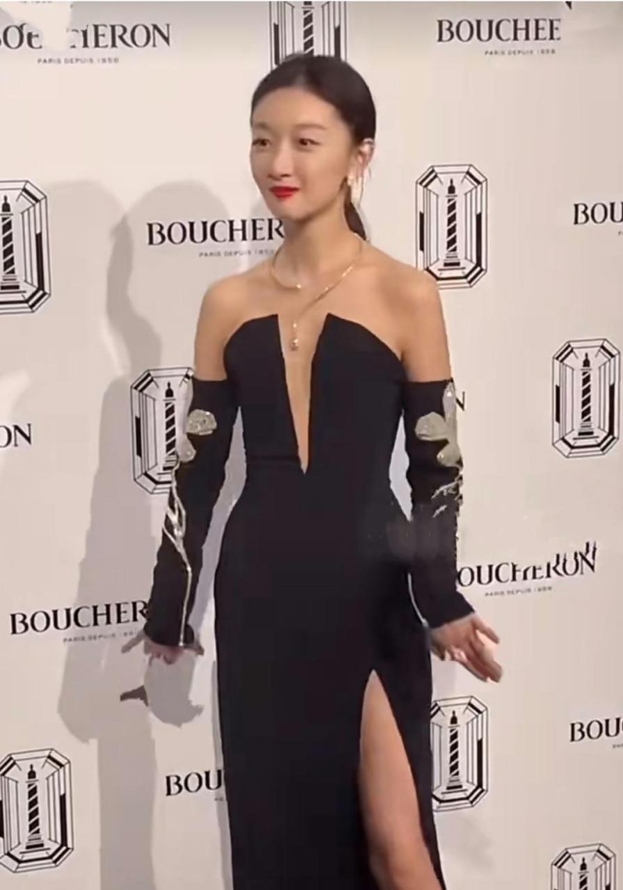 周冬雨捂胸口的动作,感觉蛮可爱的.