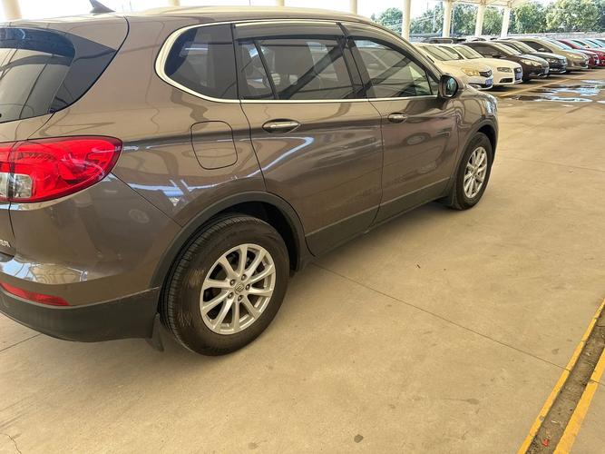 别克昂科威20t棕色漆是金属漆吗