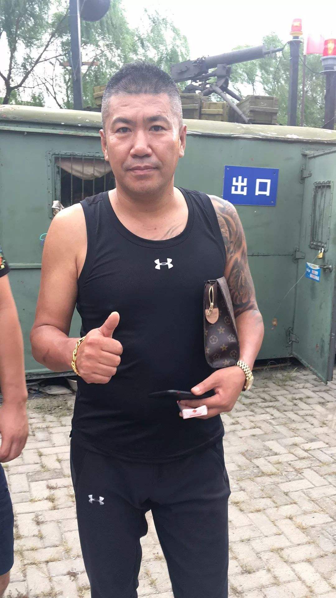 恭喜!52岁网红赵本六喜得贵子,曾因生吃活鸡,生吃肉遭网络封杀