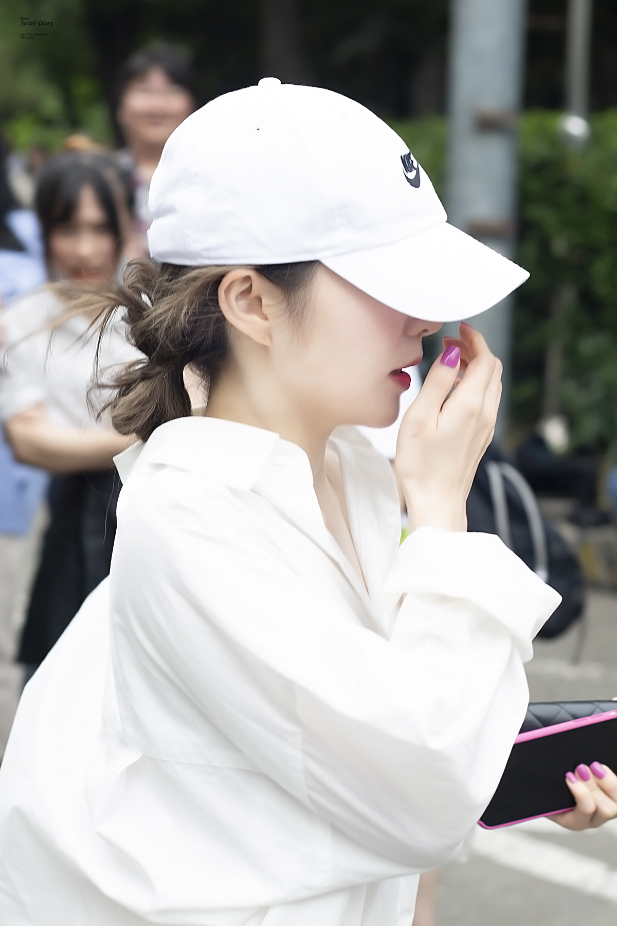 裴珠泫irene白衬衫加麻花辫,不愧是四代神颜,清冷系的美人