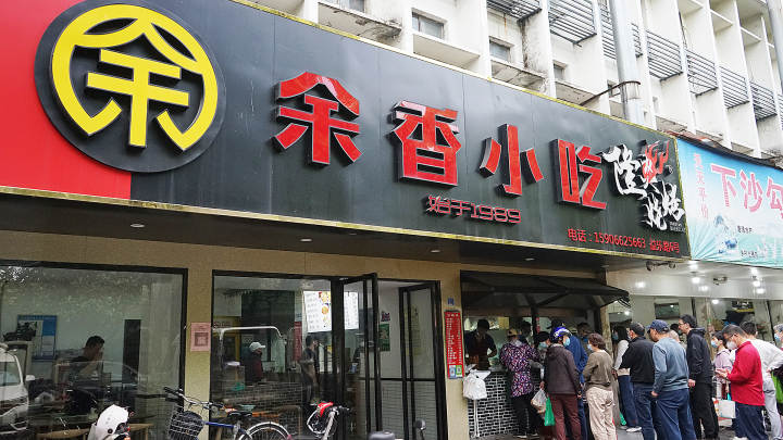 这家烟火气十足的早餐小店热卖33年,烧饼油条排左边,煎饺煎包排右边