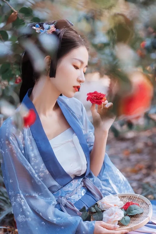 《重生农女逃荒记》女特工携空间穿成农女,她带着全家打猎添肉