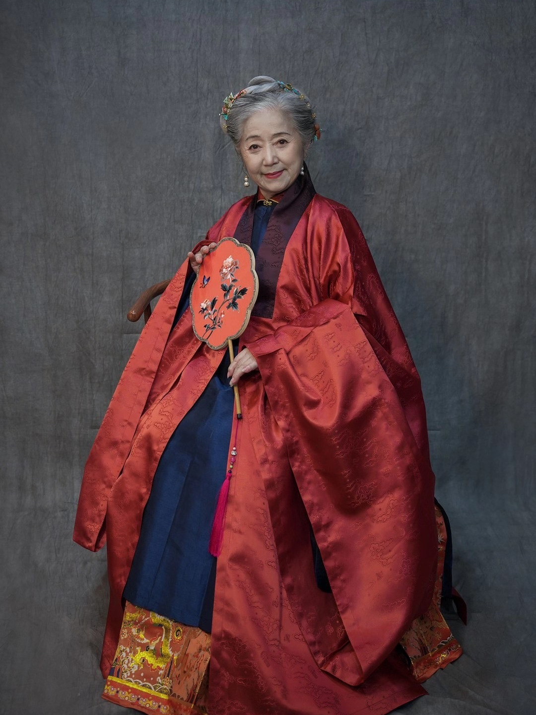 76岁奶奶穿汉服走红网络,举止端庄优雅,像《红楼梦》的老夫人