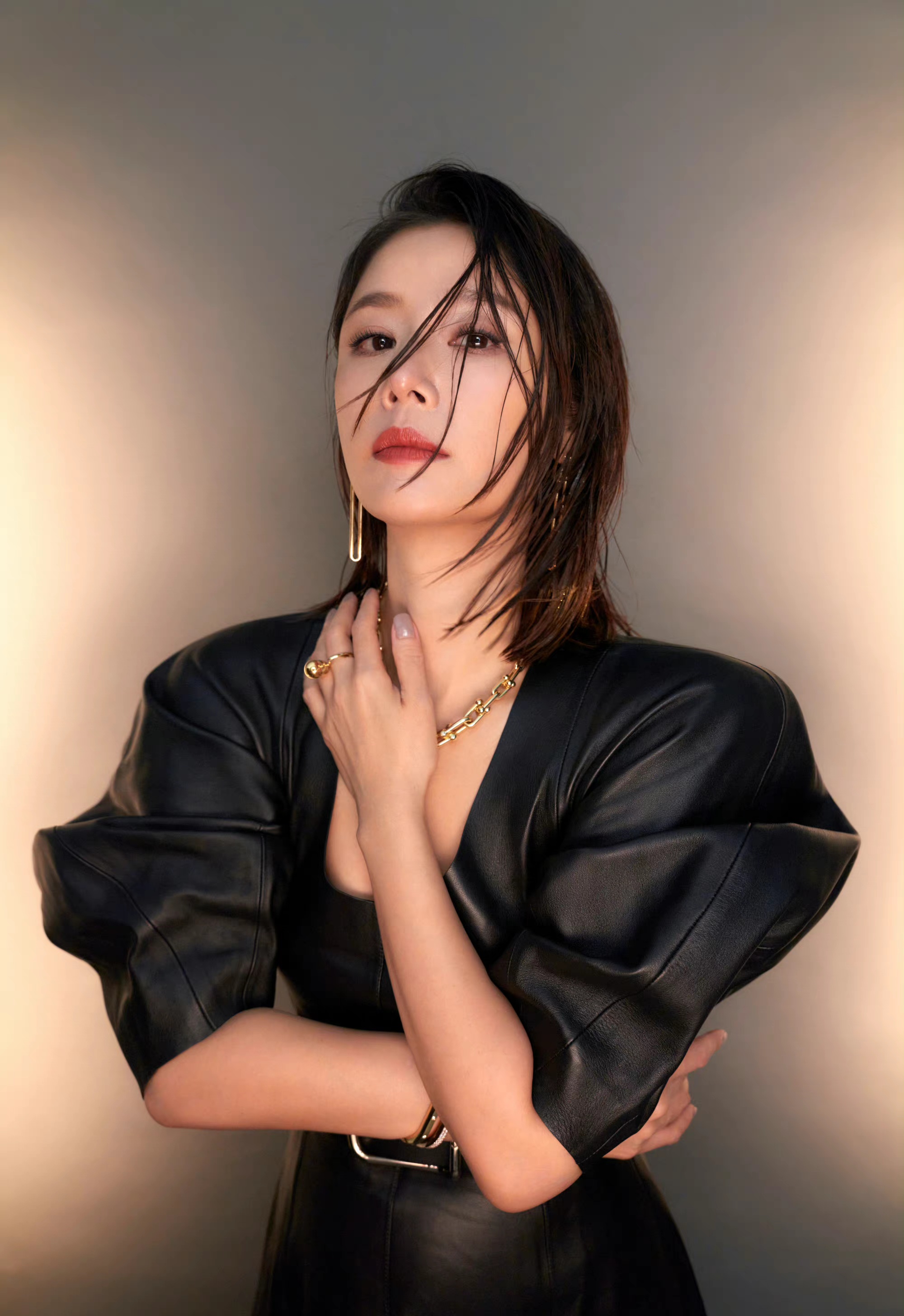 林心如封面大片来袭,造型多变气场强,油发配皮裙个性又时髦!