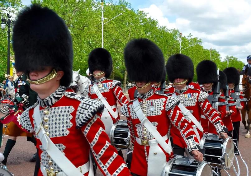 80岁拜登无视查尔斯,固执与"熊皮帽"交谈,国王怒火训斥卫兵