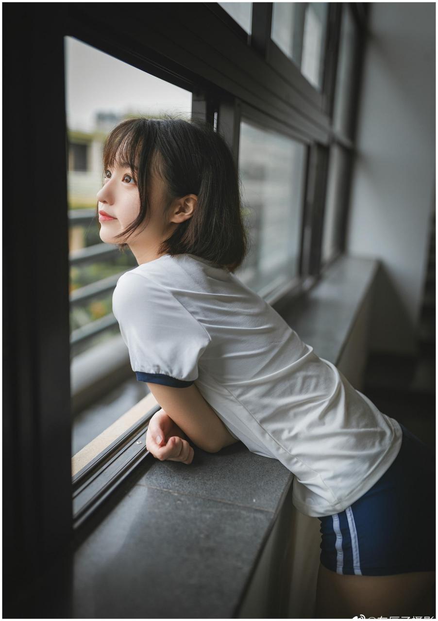 可爱运动制服短裤教室写真