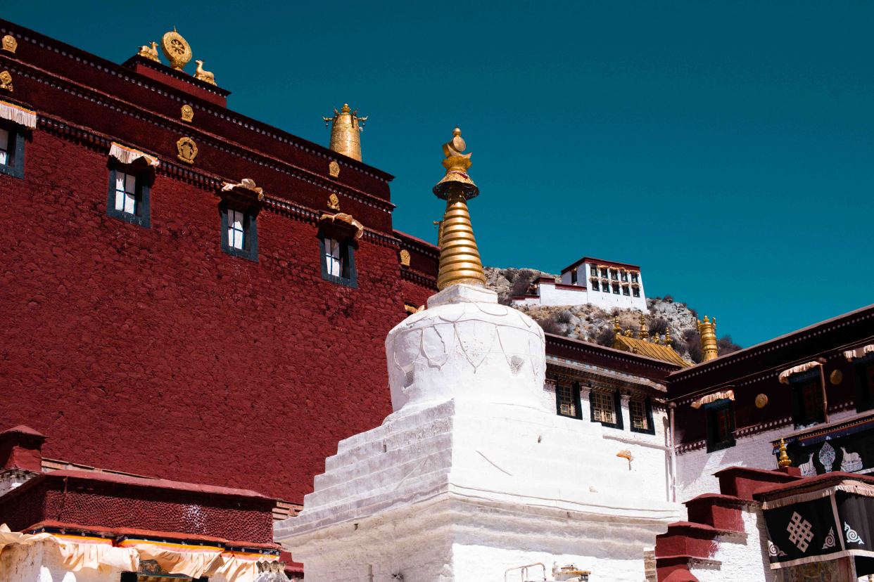 甘丹寺:矗立在旺波日山上的"天空之城",在这里见天地见万物