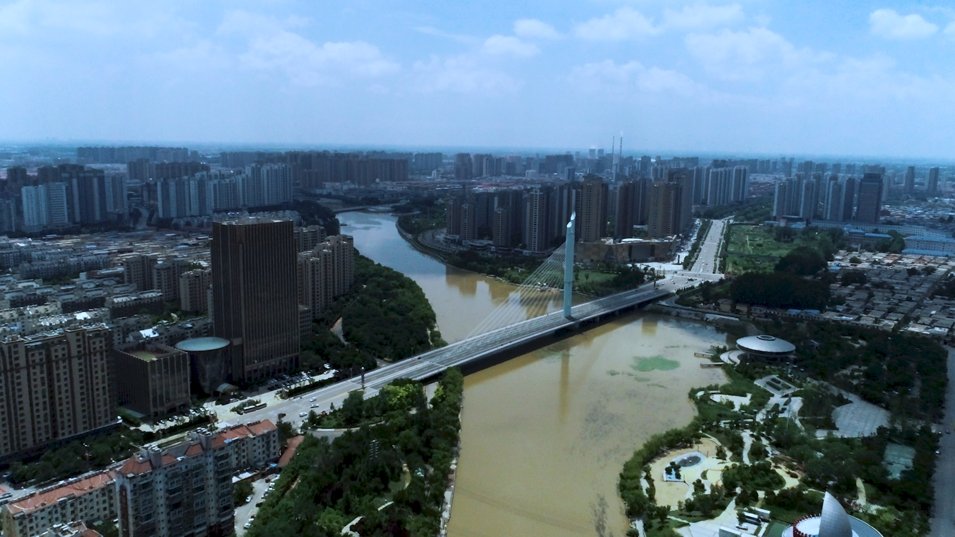 航拍雨后滕州荆河 水位上涨河水橘黄