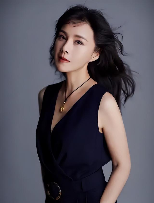 演员何琳:被老师用一顿饭俘获,38岁做妈妈,和婆婆吕中情同姐妹