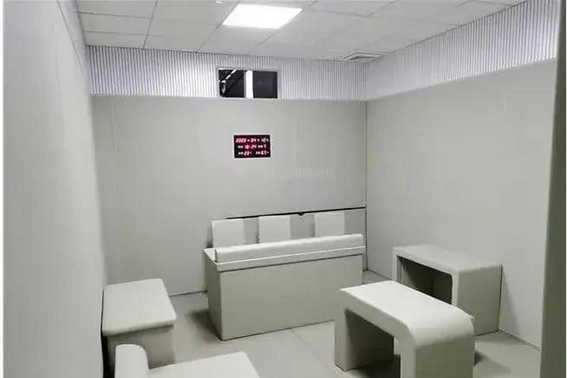 留置室一般设在建筑物的第一层,面积最小不得低于15平方,房间内罚常