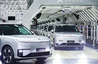 全球车端算力之王！小鹏GX首台Robotaxi量产车下线：搭载4颗自研图灵AI芯片