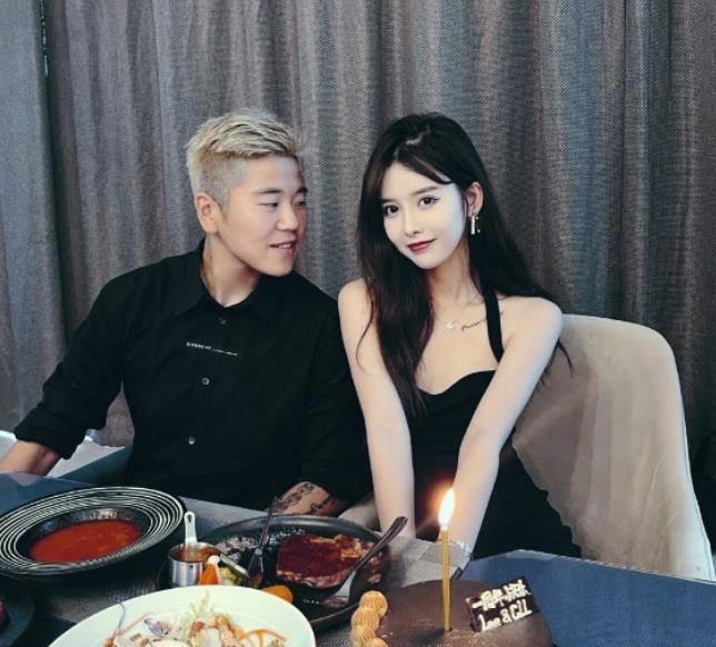 女足李影官宣恋情遭质疑!女友颜值身材不输一线女星,纹身太吸睛