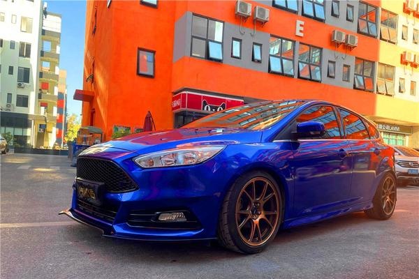 汽车贴膜-福特福克斯贴膜改色|ax波尔蒂芒蓝