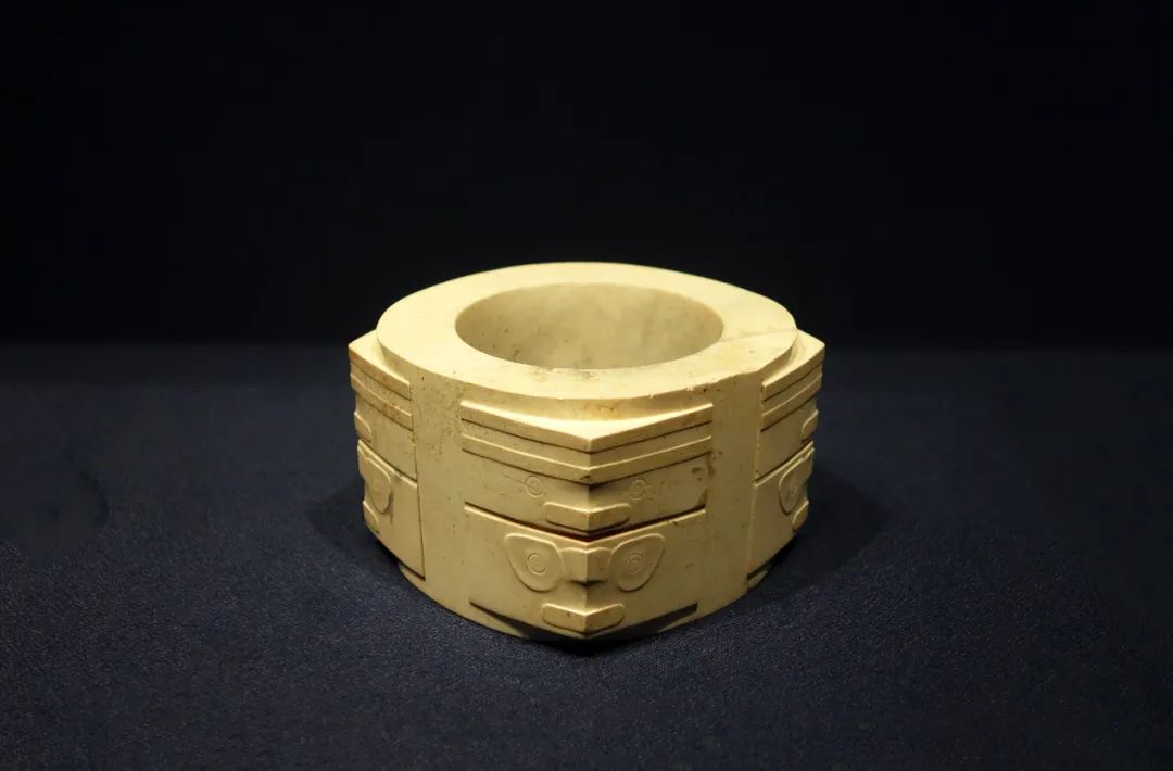 玉器是先秦时期典型的祭祀用品,图为神像纹琮.