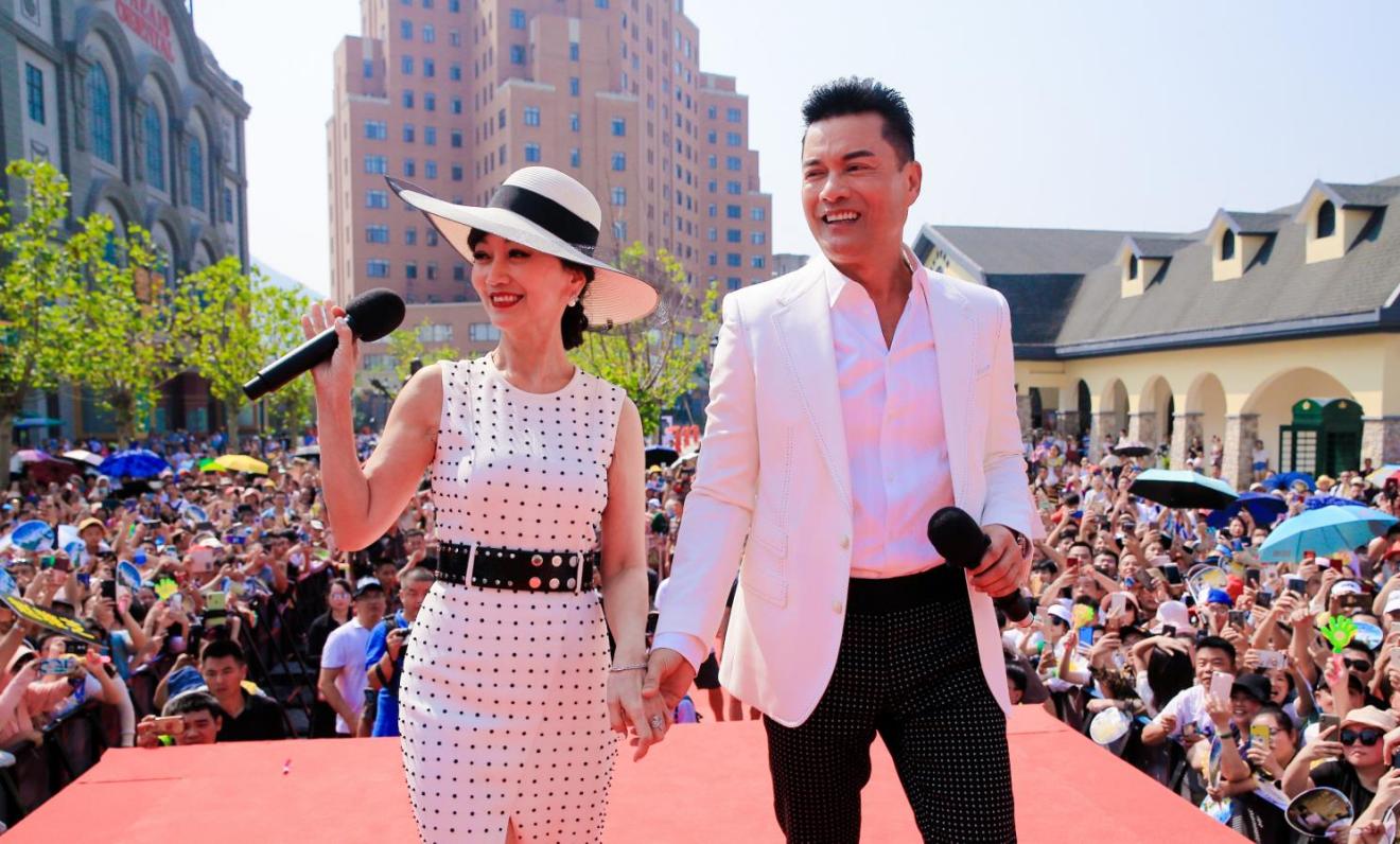 赵雅芝吕良伟罕见牵手同框,冯程程丁力多年后再相逢,依旧年轻